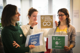 Projektteilnehmer*innen bei einer Methode zum Kennenlernen von Pic Your Future 