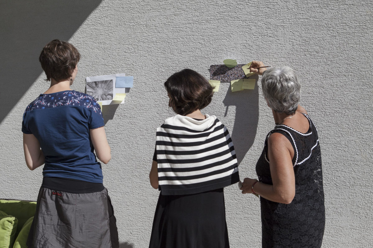 Teilnehmerinnen des Workshops Spring ins Bild beim Kommentieren von Bildern