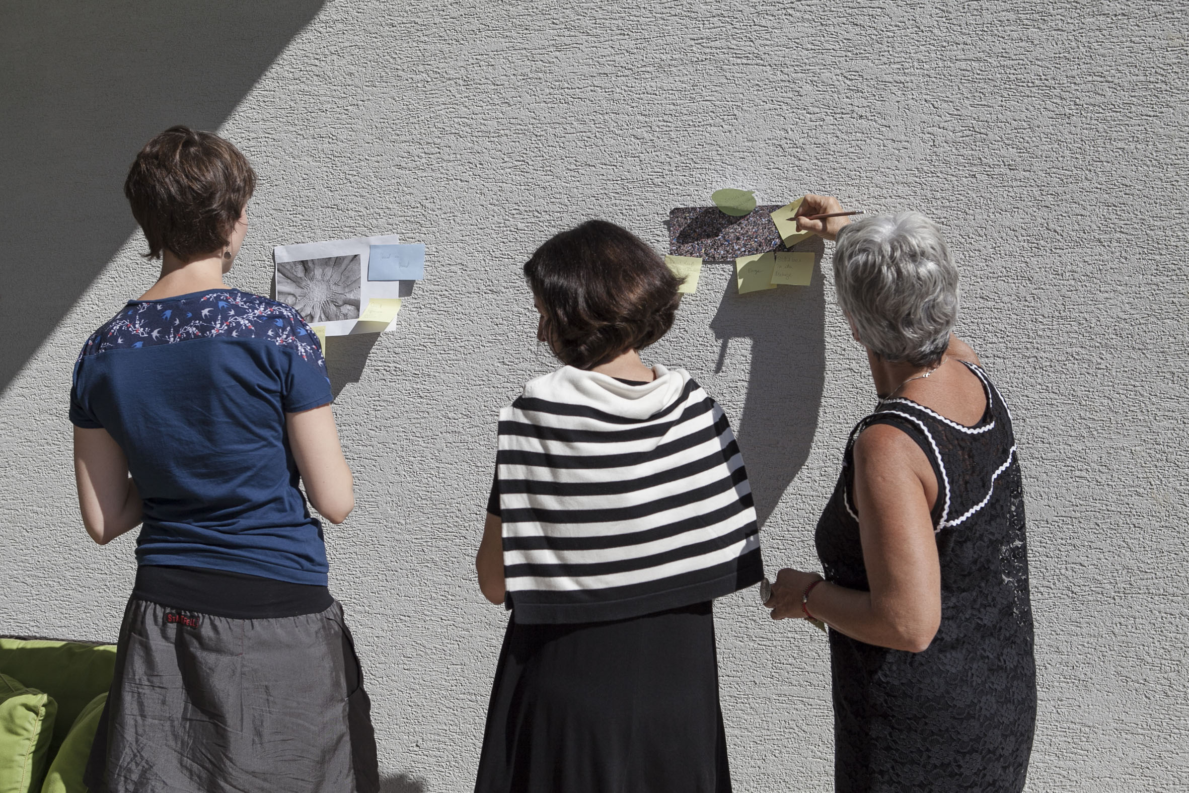 Teilnehmerinnen des Workshops Spring ins Bild beim Kommentieren von Bildern
