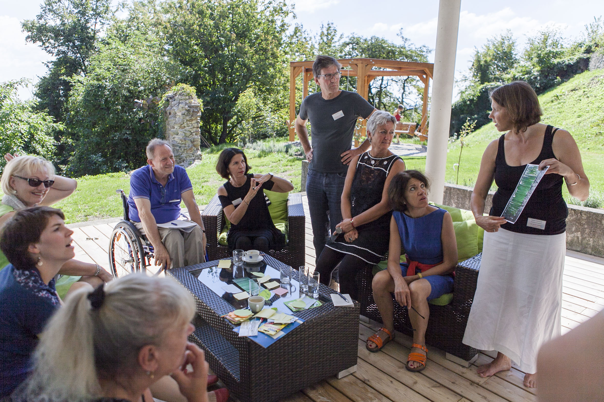 Teilnehmer*innen des Workshops Spring ins Bild beim Bilddialog