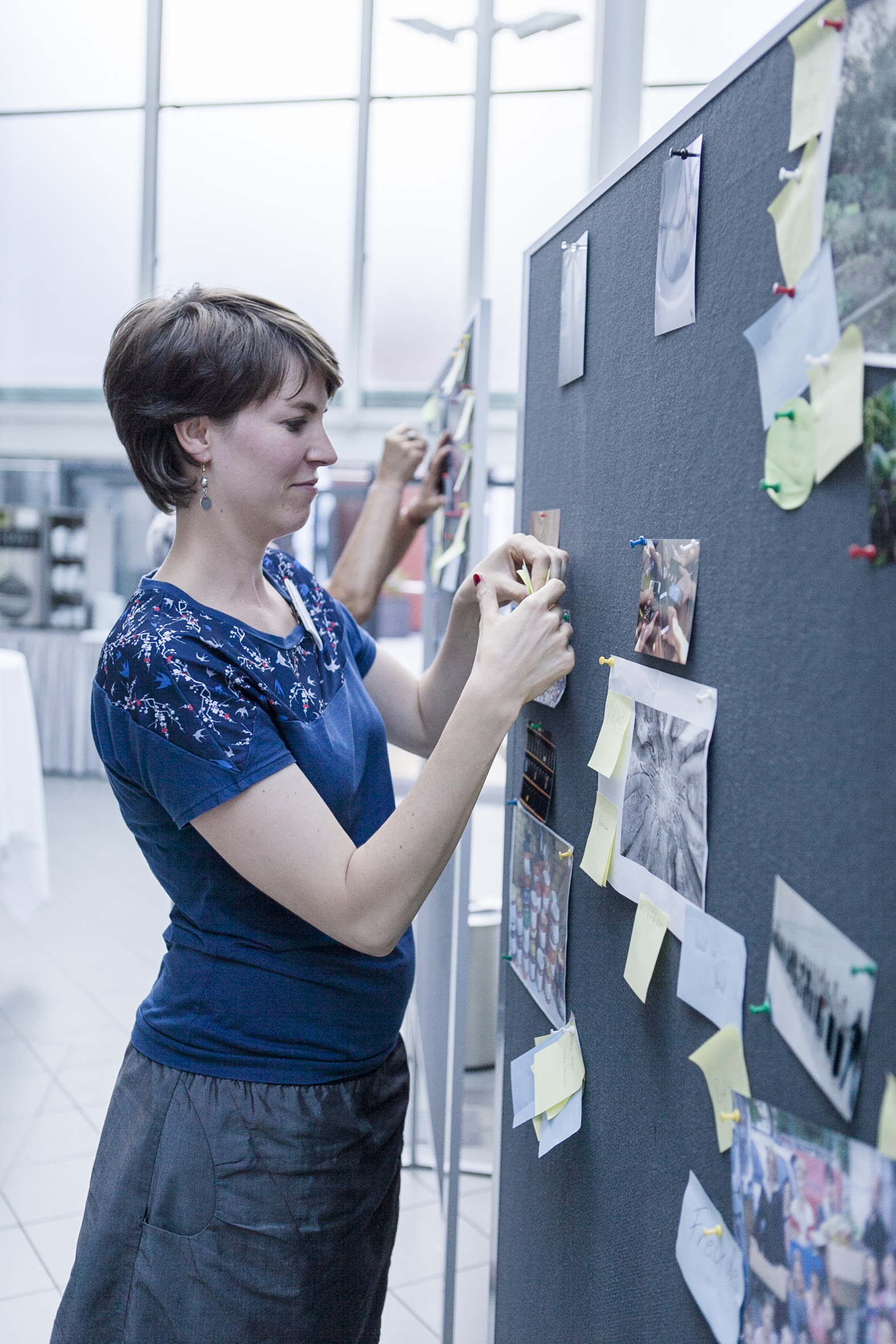 Teilnehmerin des Workshops Spring ins Bild bei der Ausstellungsgestaltung