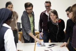 Teilnehmer*innen des Workshops Perspektiven:Wechsel beim Mapping der Bilder 